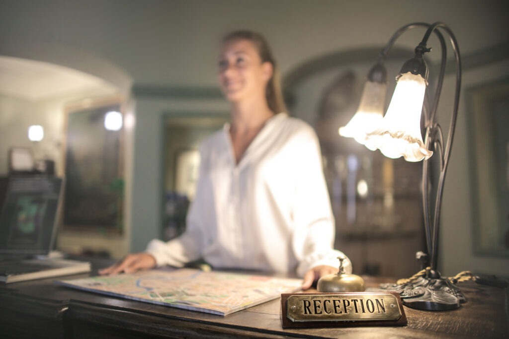 Réception d'hôtel : contrats de management hôtelier et relations avec les plateformes de réservation