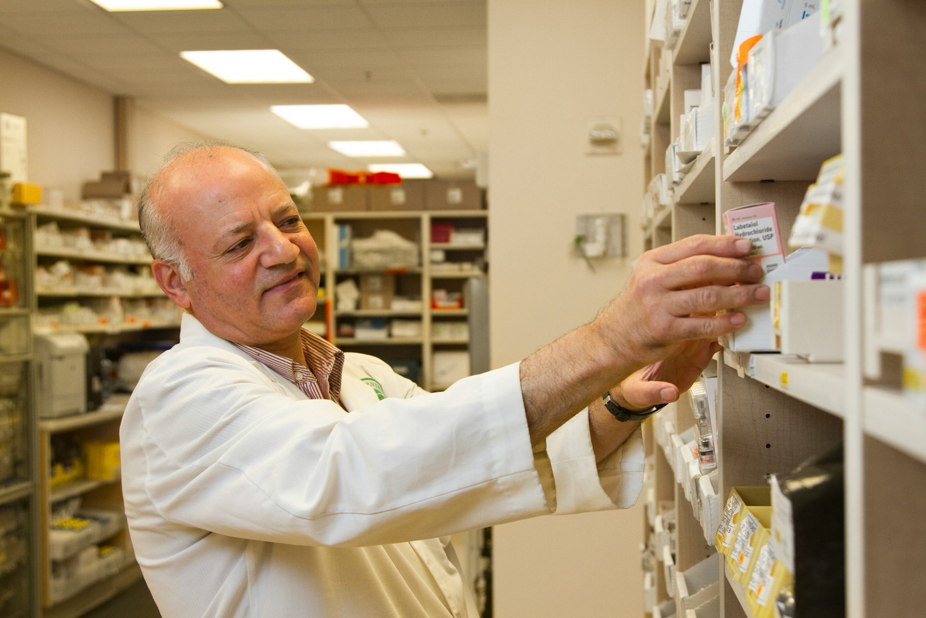 Pharmacien titulaire dans son officine, accompagné par les avocats de Fortium Conseil