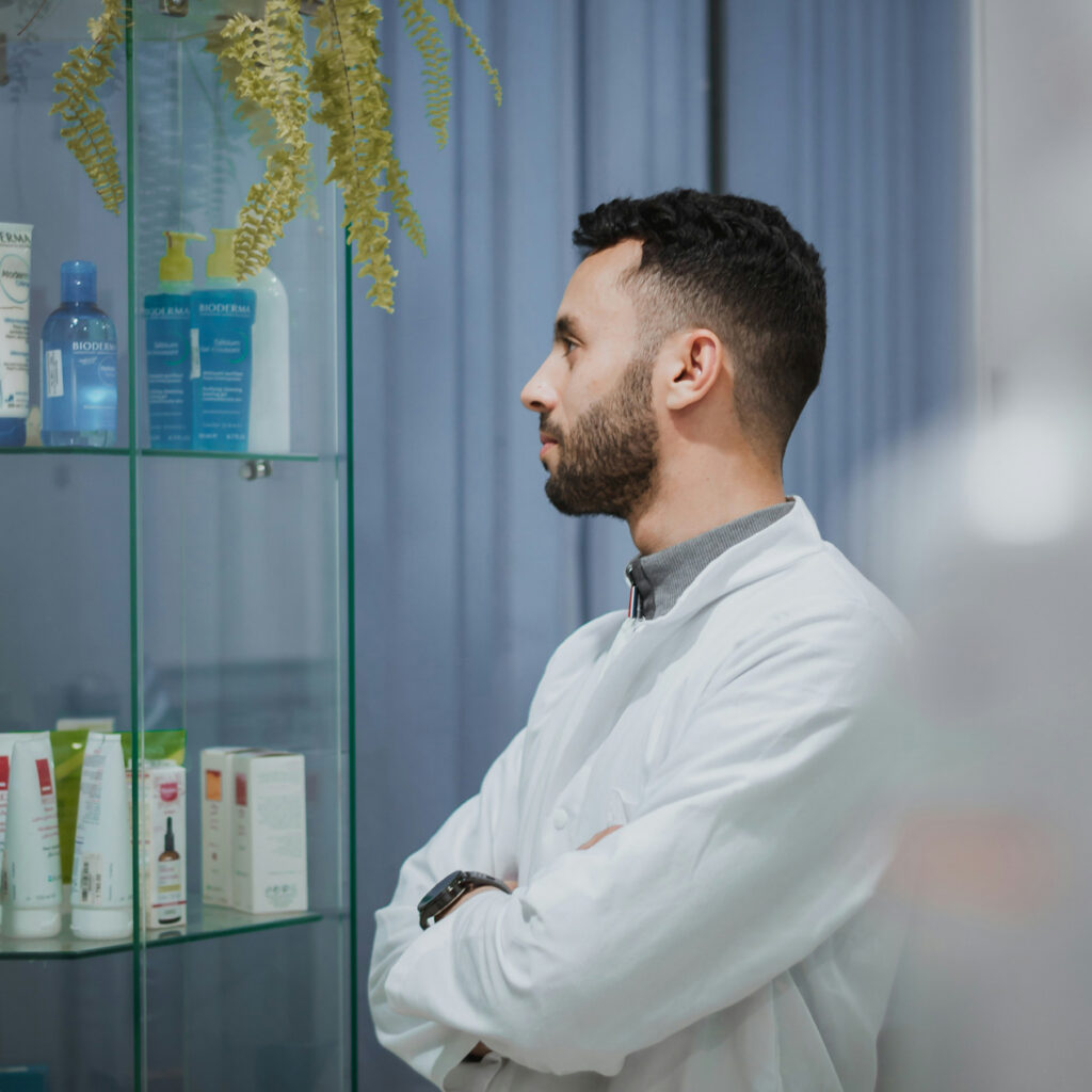 Pharmacien en quête de conseils juridiques sur le droit des pharmacies